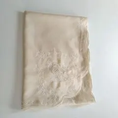 ②刺繍入りクリーム色テーブルクロス　約133cm x約183cm