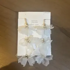 ブライダルアクセサリー、白花びらイヤリング