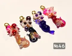 №46/可愛いお花と猫チャーム(じゃれ猫入り)