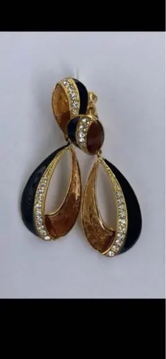 エレガントなドロップ型イヤリング