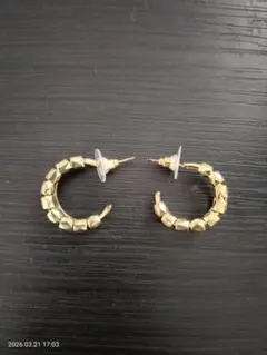 スタッズ付きゴールドフープピアス