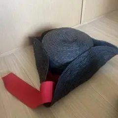 黒いトリコーンハット 赤いリボン付き
