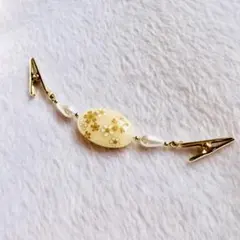 ストールクリップ(ハンドメイド)和柄の小花　楕円形パールホワイト　羽織留め