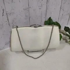 ホワイト クラッチバッグ メタルチェーン付き