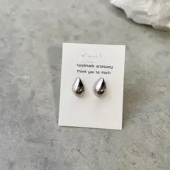 小さめシルバーしずく樹脂ピアス・ピアス・イヤリング