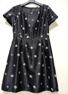 【a.v.v.】結婚式　パーティー　お食事 サテン風の黒いAラインワンピース