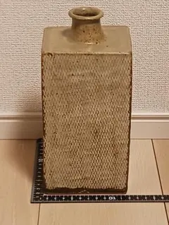 極美品】人間国宝 島岡達三 赤絵方壺 真作保証 花瓶 共箱 栞付 - メルカリ