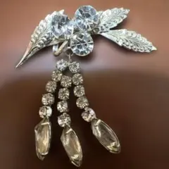 ヴィンテージ風クリスタルブローチ　6センチ× 6センチです。