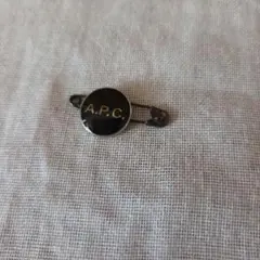 A.P.C. ピンバッジ
