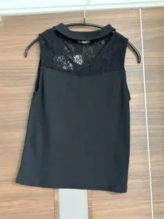 レース付きブラックタンクトップ