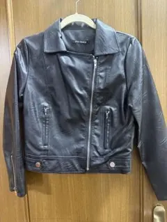 黒いライダースジャケット
