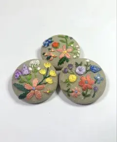 ハンドメイド くるみボタン　刺繍ブローチ 3点セット 花柄
