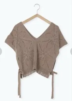 サマンサモスモス　フラワーモチーフ柄透かしベスト　ベージュ　新品タグ付き