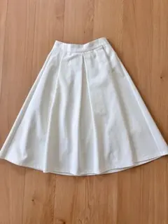 ホワイト　フレアスカート　GUのサムネイル
