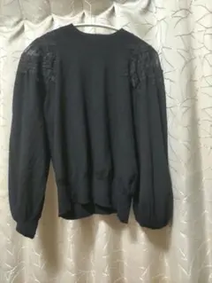 ストロベリーフィールズ 黒の刺繍付き長袖トップス