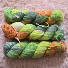 メリノウール100%　毛糸　300g　編み物　緑　オレンジ　グラデーション