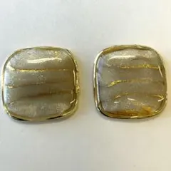 5891 パールホワイトとレッド、ゴールドのストライプピアス