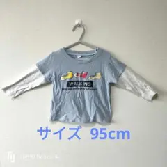 靴イラスト付きグレーロングTシャツ