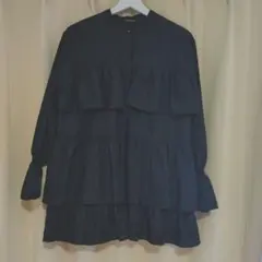 フリル付き黒長袖シャツ