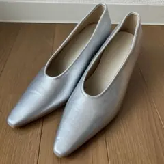 シルバー ポインテッドトゥ パンプス 中ヒール