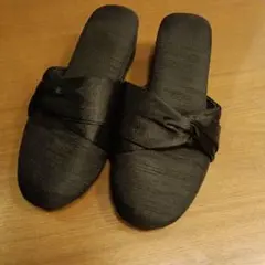 リボン付き黒スリッパ