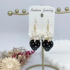 ハンドメイドピアス❤️大人可愛い❤️ホワイトフラワー×黒いちごピアス❤️モノトーン