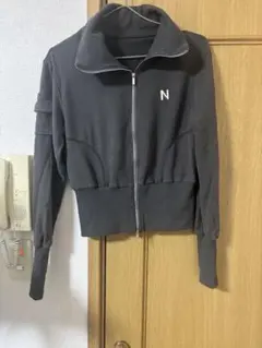 Nロゴ クロップドスウェット ダークグレー