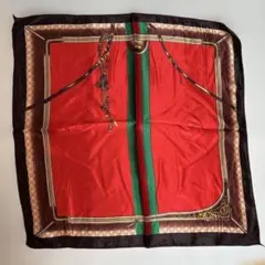 バンダナ　スカーフ　シルク風　赤・緑・茶にベルトとチェーン柄