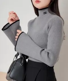 Chico 首刺繍ハイネックリブニット　グレー