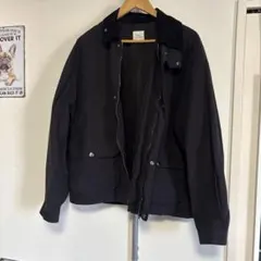 黒いコーデュロイ襟ジャンパー