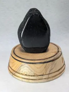 北海道産　黒玉　ジェット　ブラックアンバー　原石　台座付き 北海道産 黒玉 ブラックアンバー ジェット 129グラム 台座付き - メルカリ