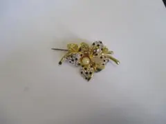 値下げしました　花デザイン ブローチ 金色 パール付き