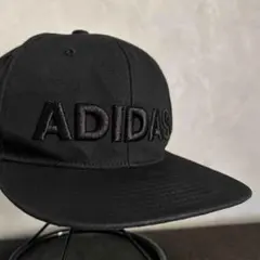 adidas KCM001 ブラック 立体刺繍ロゴキャップ 黒