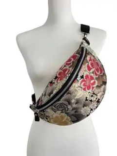 帯リメイクバッグ　黒地に映える赤い花と黄金の薔薇 ボディバッグ（一点物）