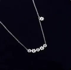 銀色　花モチーフ シルバーネックレス