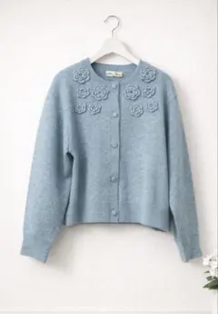 2025AW スーパービューティー　胸元花モチーフ付ニットカーディガン 44