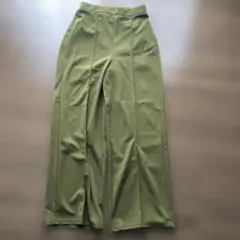 オリーブ色　ワイドパンツ