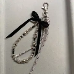 パラコード　ビーズ　リボン　ストラップ チャームキーホルダー　シルバー　黒グレー