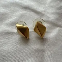 ゴールドカラー 立体デザイン ピアス