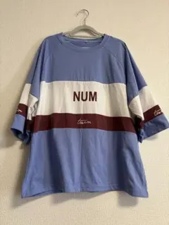 NUM ロゴ入り 半袖Tシャツ