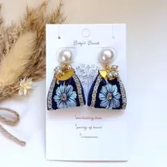 ☘インド刺繍リボンとパールカボションのピアス☘ネイビー 水色 イヤリング変更可◯