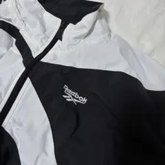 Reebok クロップドウィンドブレーカー ブラック/ホワイト