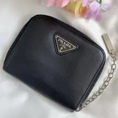 プラダ 2つ折り財布　三角ロゴ　トライアングル　サフィアーノ　レザー　黒