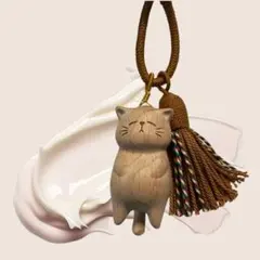 【新品】ブナの木 癒やしの猫キーホルダー 手作り感のある 木製チャーム