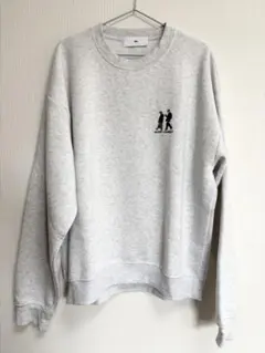 ills 薄いグレーの刺繍クルーネックトレーナー　裏起毛