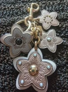 希少　レア　COACH　ピースマーク・フラワー　キーホルダー　チャーム COACH コーチ キーホルダー チャーム 花｜Yahoo!フリマ（旧