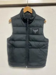 ☆完売品☆アンダーアーマー　プロジェクトロック　ダウンベストのサムネイル