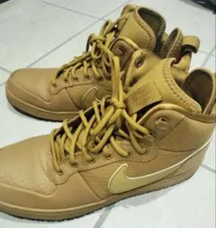 Nike ブラウン ハイカットスニーカー