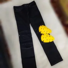 「KOMINE」の ブラックライディング用ジーンズ・プロテクター付き