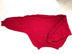 【ハンドメイド】赤いニットセーター ケーブル編み　襟元が個性的　着痩